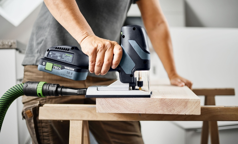 Tredubbel sågbladsstyrning