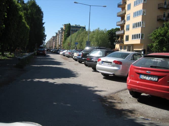 Leta parkering med ett leende